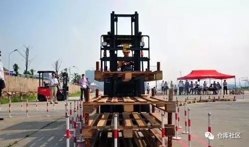 叉車(chē)安全作業(yè)注意事項(xiàng)