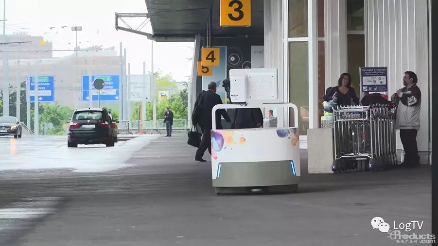 托運(yùn)行李不用排隊和安檢，行李機(jī)器人幫你全搞定！