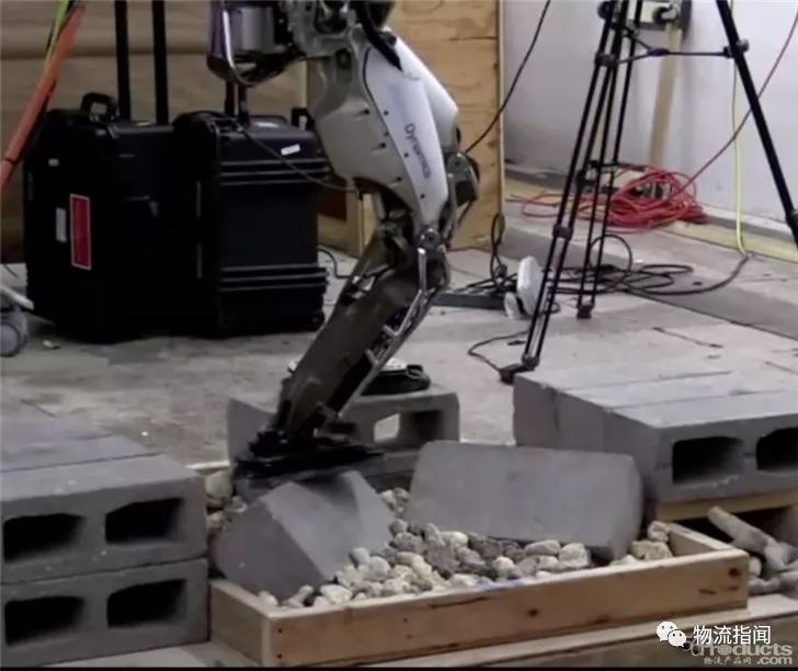 視頻：波士頓動力機(jī)器人再曝新技能，這次會過獨(dú)木橋！