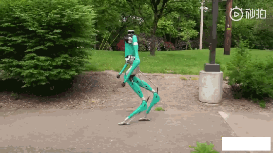 視頻：真的來(lái)了！福特造了一款自動(dòng)送貨機(jī)器人，明年就能用！