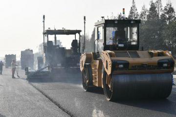 無人駕駛攤鋪壓實機完成工程應用“首秀”