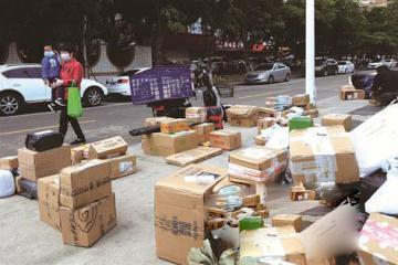 政府已允許外來人員進出小區(qū) 外賣快遞為什么還不讓進？