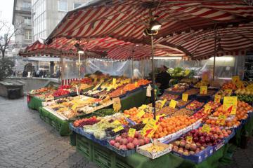 擺攤?cè)者M(jìn)3萬！地?cái)偨?jīng)濟(jì)改變了世界：五菱神車銷售電話被打爆！