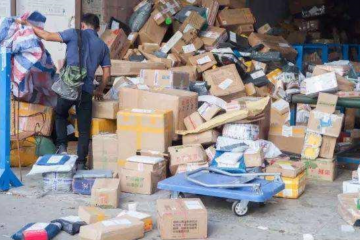 快遞線其實已被拉長，為何還有堆積如山？