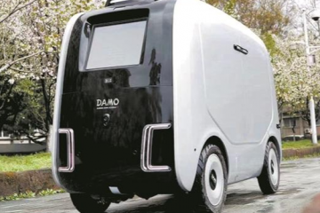 開(kāi)學(xué)季 江城校園迎來(lái)物流機(jī)器人