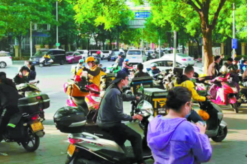 外賣(mài)車(chē)飛馳、自行車(chē)亂停、快遞車(chē)堵路……人行道暢行為啥這么難？