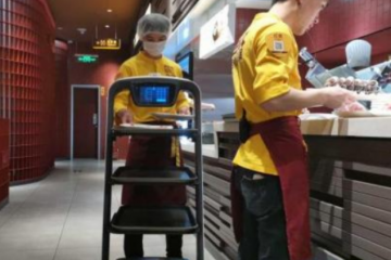 吸引食客的送餐機(jī)器人