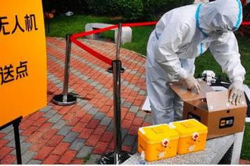 無人機(jī)喊你下樓來拿藥！深圳封閉小區(qū)出動(dòng)無人機(jī)空投防疫藥箱
