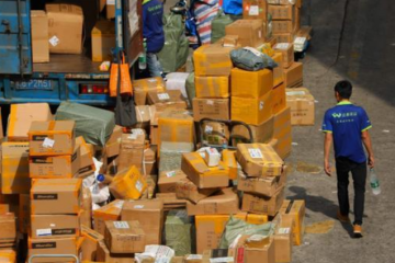 嘮嗑 | 罷工不停 快遞巨頭到底誰(shuí)更黑？