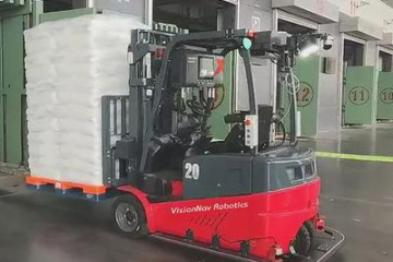 國內(nèi)首個廂式貨車無人叉車裝箱，未來機器人新突破！