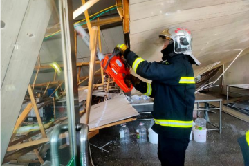 奈曼一食品廠廠房倒塌20多臺(tái)機(jī)器被壓 消防緊急救援