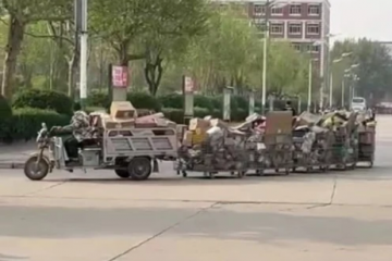 高校快遞員自制“小火車”拉快遞