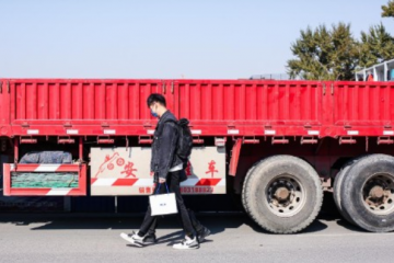 卡車開進無人區(qū)