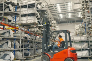 裝上綠色引擎，林德電動(dòng)平衡重叉車助力汽配物流高效運(yùn)行