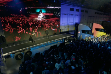 特斯拉上新 機器人先行