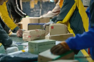 多地快遞網(wǎng)點停擺，日薪400元招不到臨時工，上萬件快遞堆積如山