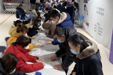 家樂福貨架空空，供應(yīng)商被欠百萬貨款離場，消費(fèi)者聞風(fēng)排隊(duì)退卡