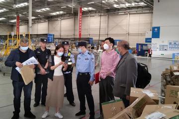 無錫郵管局嚴(yán)打跨區(qū)攬件！當(dāng)場查獲外地車1輛，涉案300余件