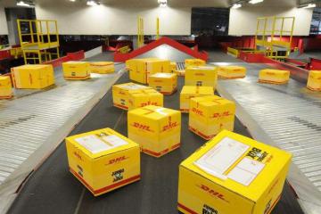 畢業(yè)季，大學生快遞行李成主流