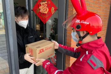 京東物流供應(yīng)鏈?zhǔn)聵I(yè)部在廣東啟動(dòng)首個(gè)電商服飾專倉