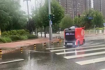 強(qiáng)降雨下高效履約！京東物流智能快遞車技術(shù)和運(yùn)營雙升級
