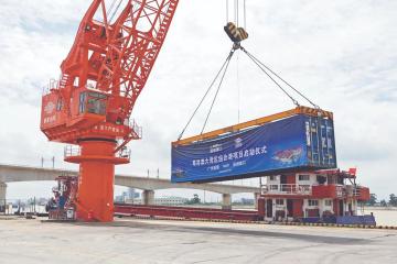 今年以來(lái)，我國(guó)國(guó)際貨運(yùn)航空、中歐班列等增加明顯，國(guó)際物流運(yùn)行持續(xù)向好。