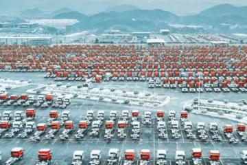 為了賣卡車，他們做起物流.......