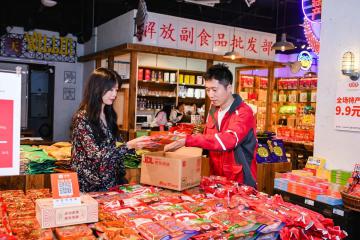 京東小哥“五一”發(fā)出30000份網(wǎng)紅炒鍋餅