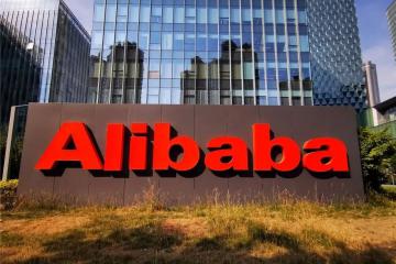 【商戰(zhàn)】京東、阿里“世紀(jì)大和解”：誰(shuí)的贏面更大？