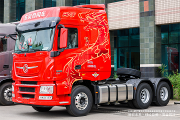 東風(fēng)商用車(chē)攜龍擎3.0動(dòng)力鏈強(qiáng)勢(shì)亮相2025化工物流安全環(huán)保發(fā)展論壇