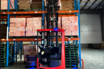 智慧物流“秀操作”?？诿捞m國(guó)際機(jī)場(chǎng)首臺(tái)AGV無(wú)人叉車試運(yùn)行