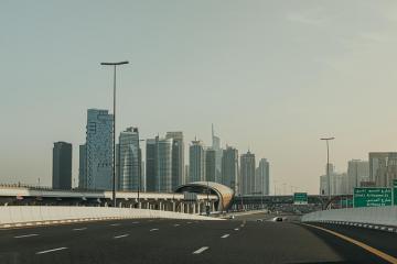 加快培育新型物流服務(wù)集成商，健全國際物流供應(yīng)鏈體系，大力推動(dòng)農(nóng)村客貨郵融合發(fā)展