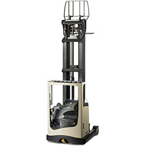 美國(guó)科朗叉車(chē)(CROWN)4500磅普通座駕前移式窄通道叉車(chē)