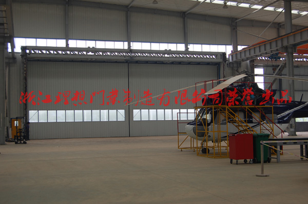 機(jī)庫(kù)大門，機(jī)場(chǎng)消防隊(duì)車庫(kù)門