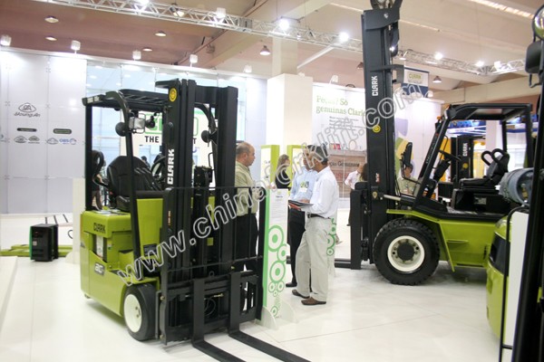 平衡重式三輪電動叉車 