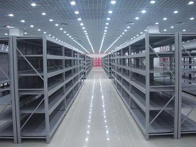 專業(yè)中型貨架生產(chǎn)，久威倉儲設(shè)備有限公司