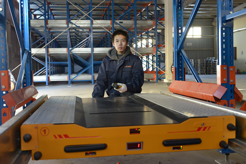 出租穿梭車及貨架 