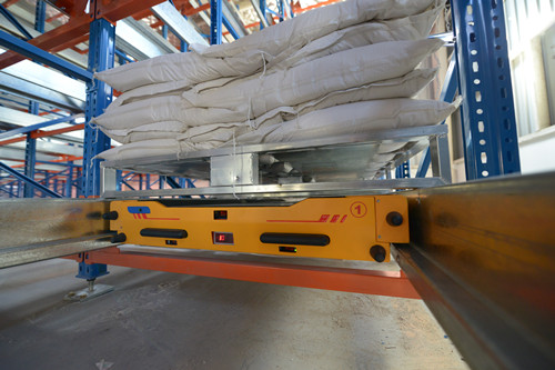 久威貨架生產(chǎn)穿梭車(chē)及貨架