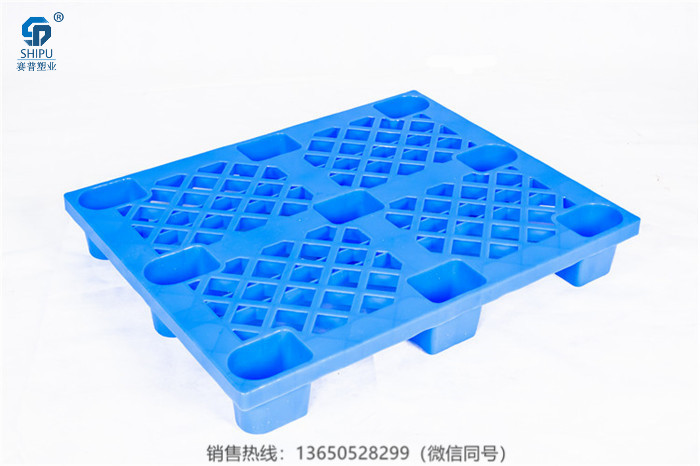 供應重慶潼南九腳塑料托盤 1.2米*1米網(wǎng)格塑料托盤廠家直銷