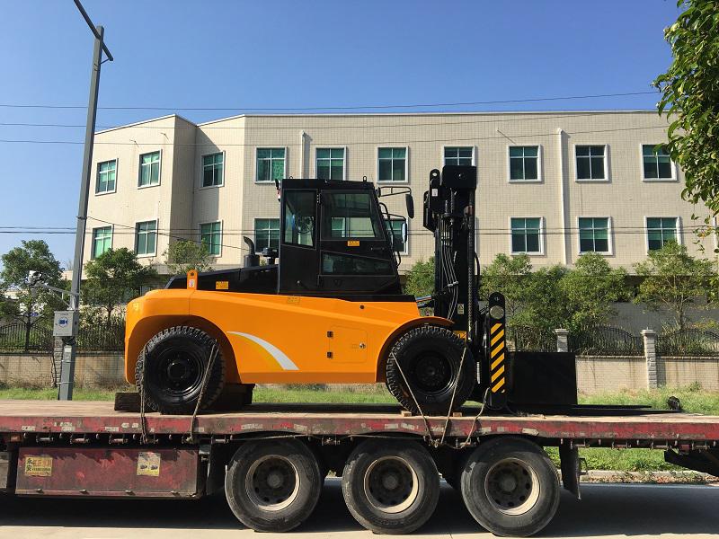 設備搬運13.5噸叉車|采購出租重型13.5噸叉車價格