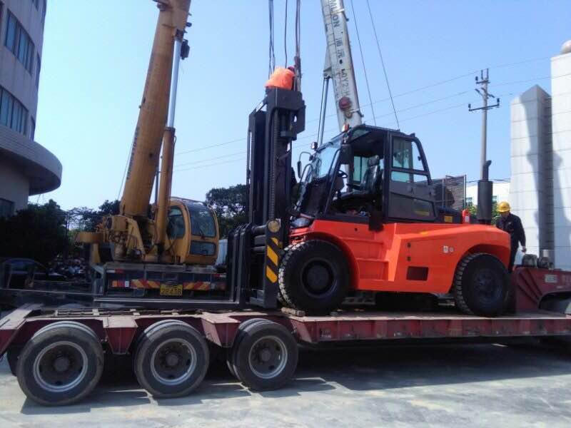 設備搬運13.5噸叉車|采購出租重型13.5噸叉車價格