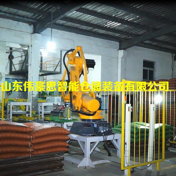山東飼料全自動碼垛機(jī)供應(yīng)商 智能碼垛機(jī)器人工作現(xiàn)場