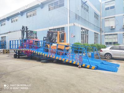 12噸移動(dòng)式登車橋 高護(hù)欄型