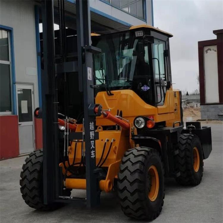   多功能搬運(yùn)越野叉車 越野叉車打坑機(jī) 燃油座駕裝載機(jī)廠家