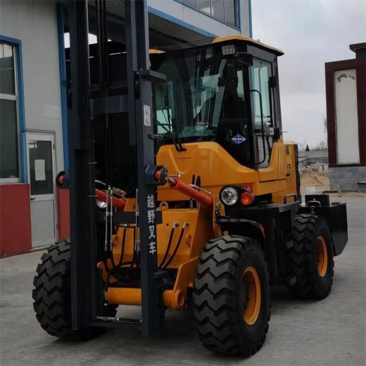   多功能搬運(yùn)越野叉車 越野叉車打坑機(jī) 燃油座駕裝載機(jī)廠家