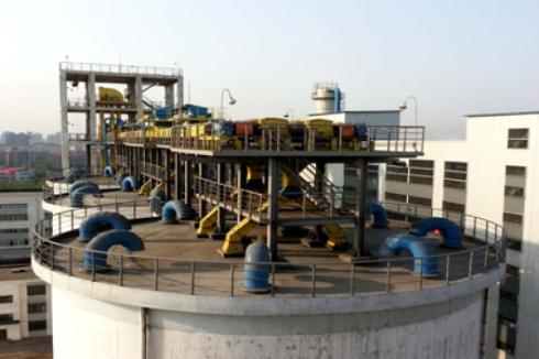 實(shí)現(xiàn)多點(diǎn)進(jìn)料、多點(diǎn)卸料的鏈?zhǔn)焦伟遢斔蜋C(jī)