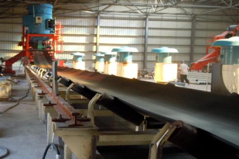 根據(jù)粉塵密閉和粉塵防爆要求的通用托輥帶式輸送機(jī)