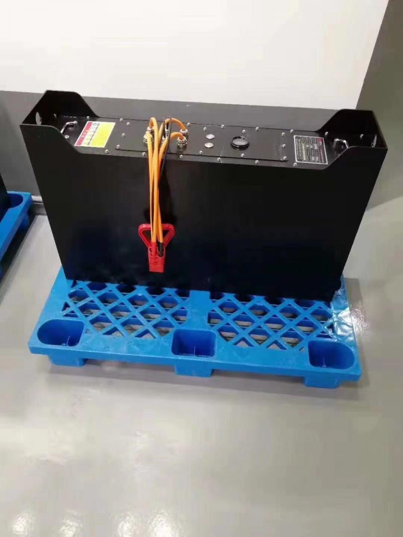 儲(chǔ)能、動(dòng)力鋰電池組，廣泛應(yīng)用于 AGV車(chē)、電動(dòng)叉車(chē)?？砂葱瓒ㄖ? width=