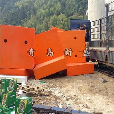 自浮式橋梁防撞設(shè)施 新盛牌浮動式鋼覆復(fù)合材料防撞套箱