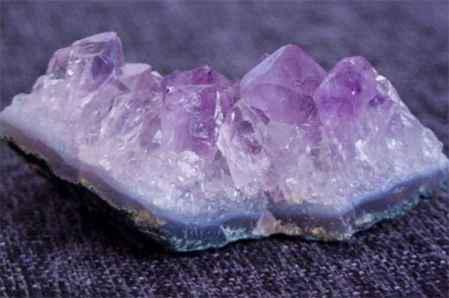 月光巖青島港進口巴西水晶帕拉伊巴精雕原石碧璽報關清關